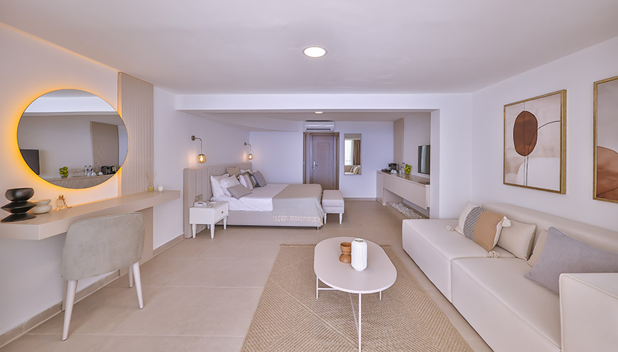 Deniz Manzaralı Terasta Özel Havuzlu Süit Oda