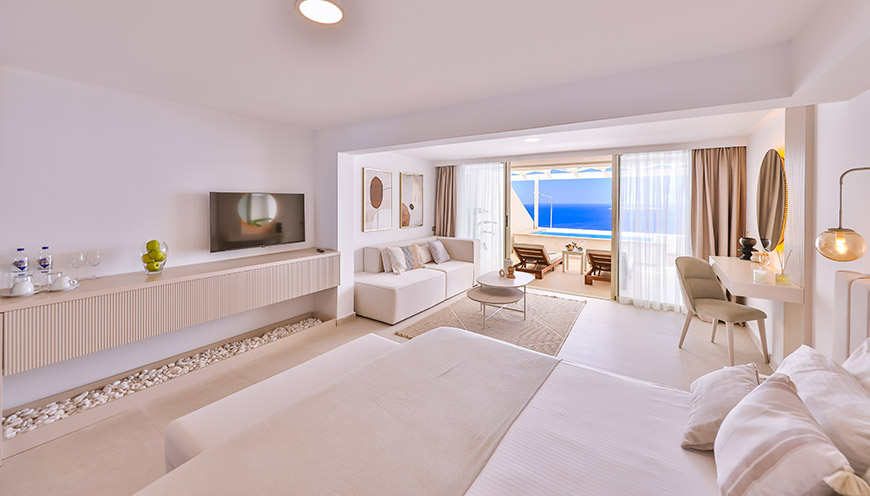 Deniz Manzaralı Terasta Özel Havuzlu Süit Oda