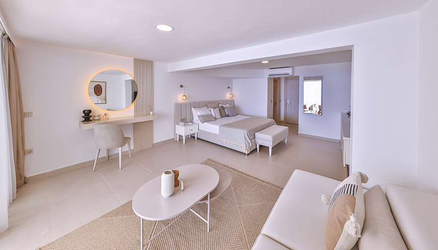 Deniz Manzaralı Terasta Özel Havuzlu Süit Oda