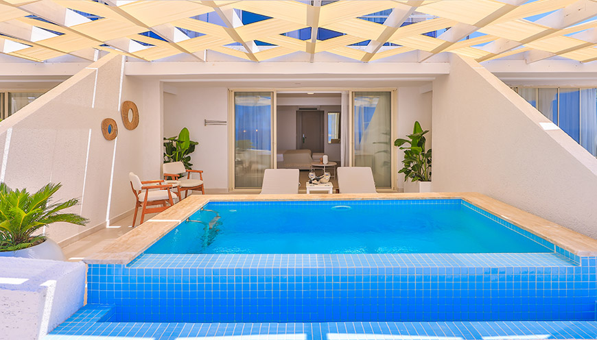 Deniz Manzaralı Terasta Özel Havuzlu Süit Oda