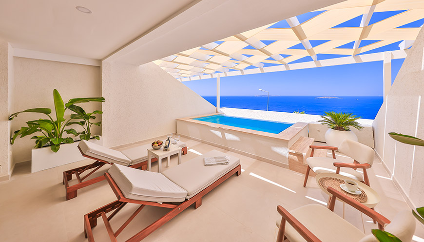 Deniz Manzaralı Terasta Özel Havuzlu Süit Oda