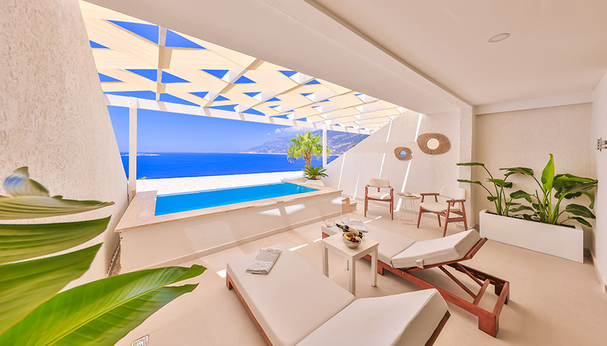 Deniz Manzaralı Terasta Özel Havuzlu Süit Oda