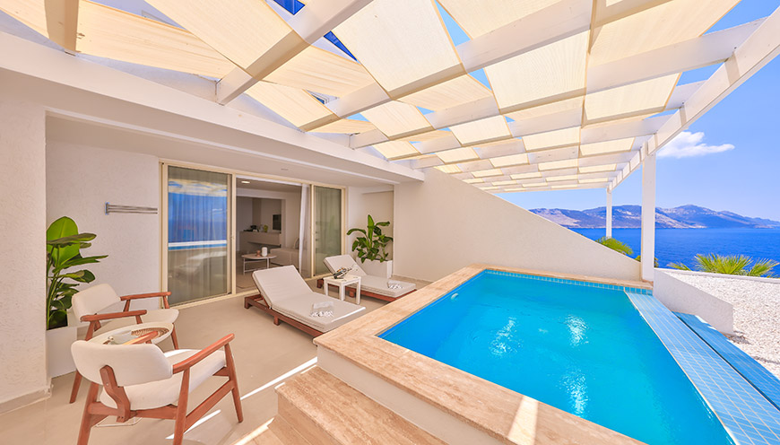 Deniz Manzaralı Terasta Özel Havuzlu Süit Oda