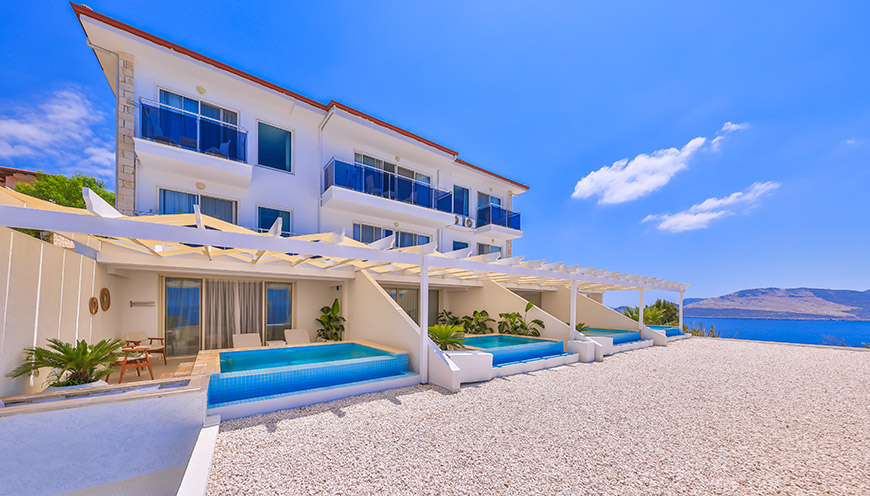 Deniz Manzaralı Terasta Özel Havuzlu Süit Oda